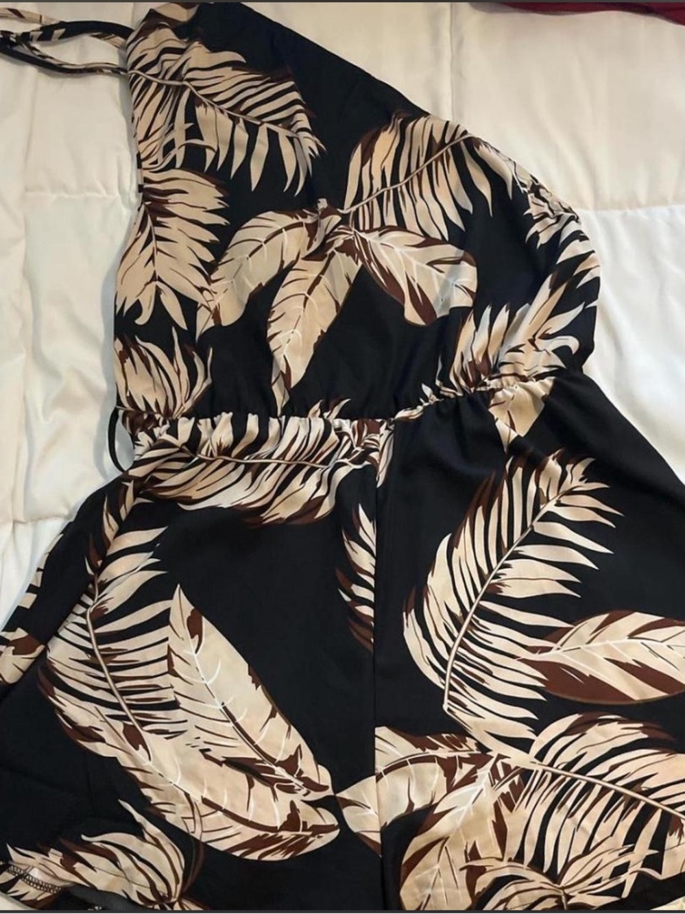 SHEIN Curve One-Shoulder Leaf Print Romper - Black & Beige
